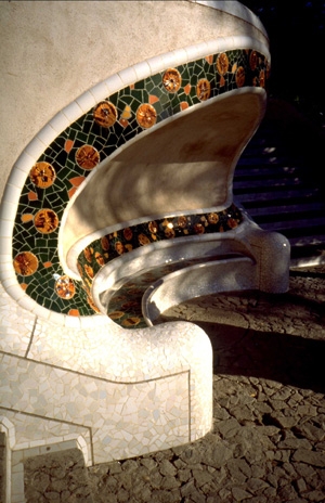Banc dessiné par Gaudi pour être au soleil l'hiver et à l'ombre l'été