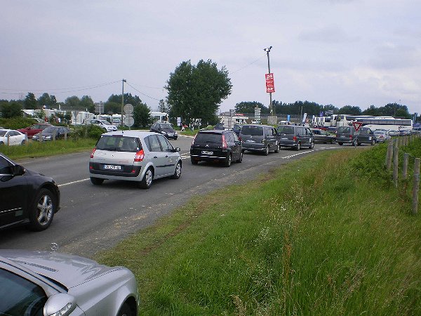 Arrivée des spectateurs route de Ruaudin.