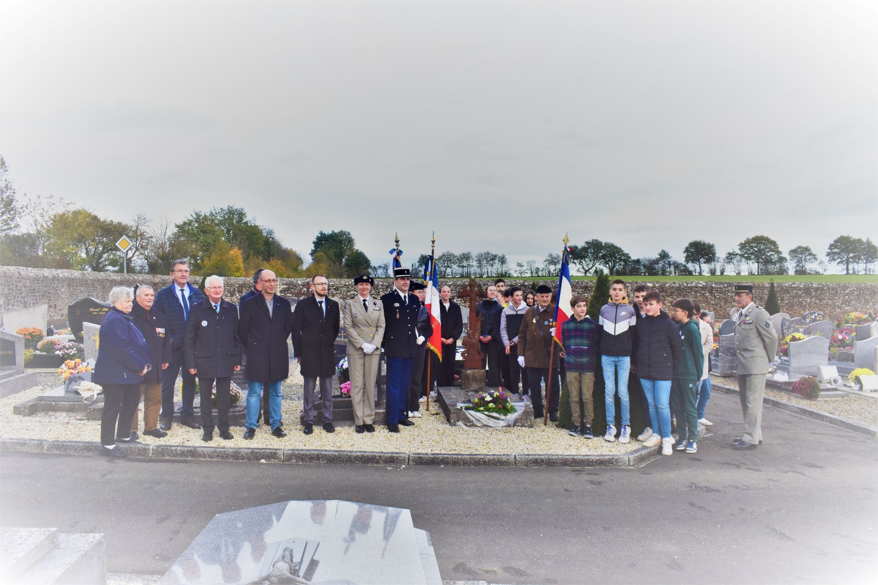 Elèves et personnalités devant la tombe