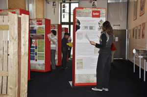 élèves au travail lors de l'exposition aux Archives de la Mayenne