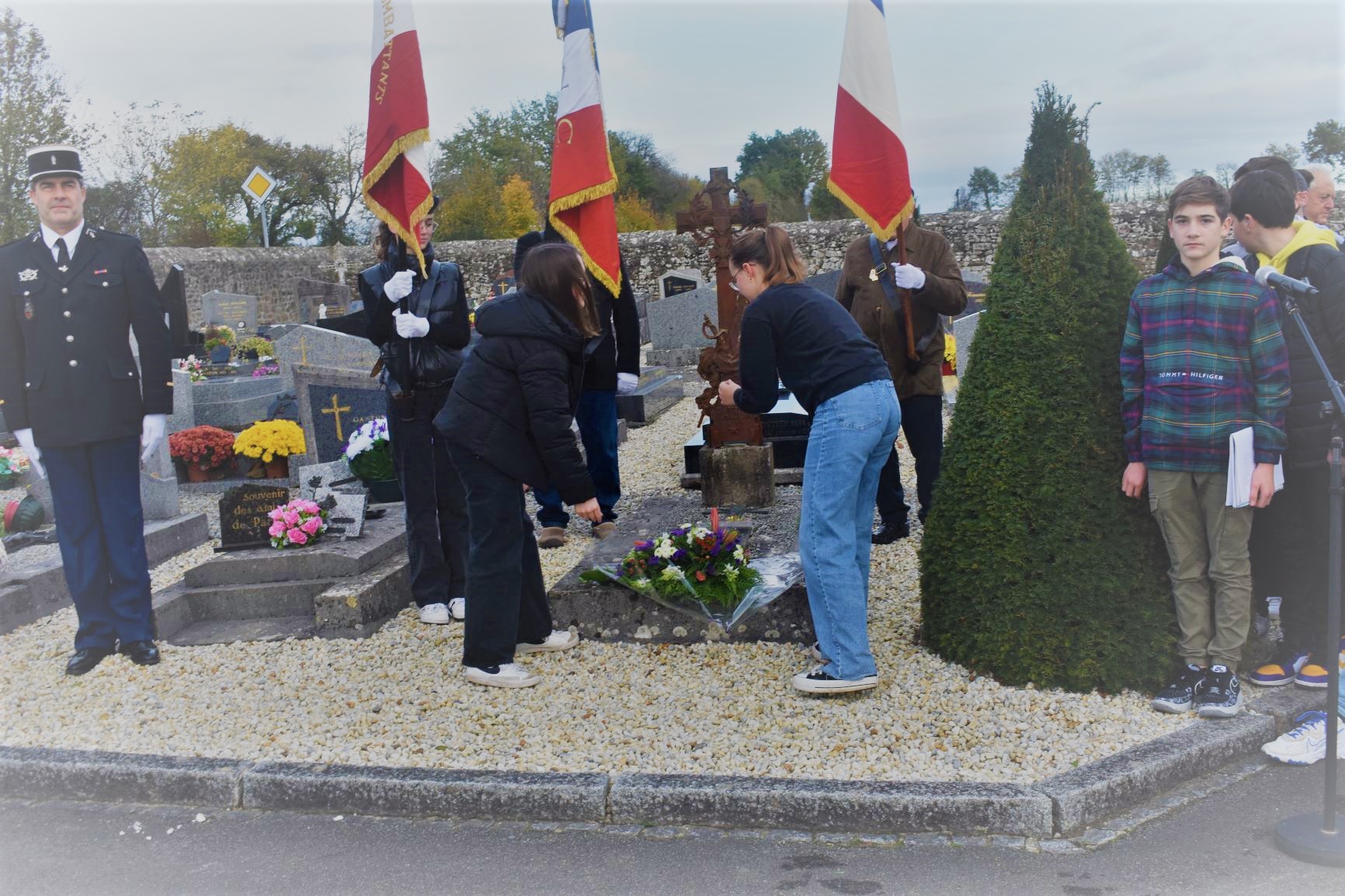 Dépose de gerbe ddevant la tombe