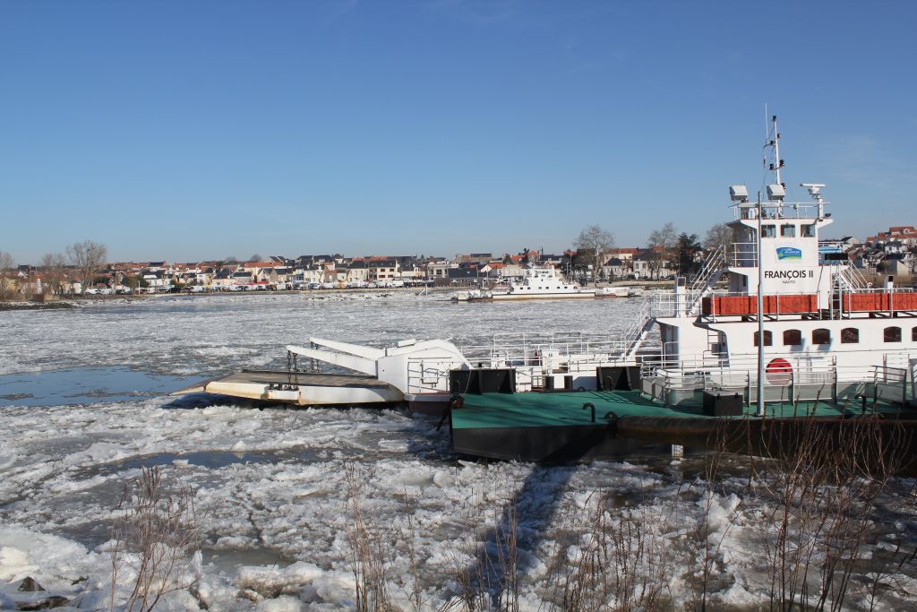 Les bacs de Loire immobilisés par la glace