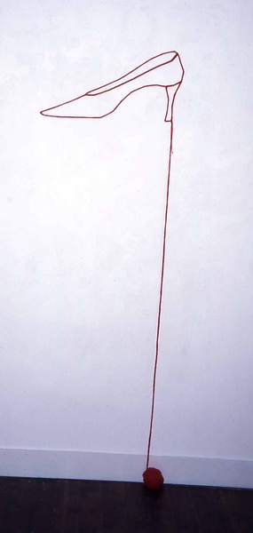 Olga Boldyreff, Escarpin, 1997 œuvre de la collection du Frac des Pays de la Loire Dessin-de-fil, pointe en acier, fil de coton, boîte en carton contenant un patron, un plan de montage et une pelote de fil 30 x 60 cm Cliché : Christian Leray, Nantes