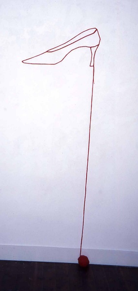 Olga Boldyreff, Escarpin, 1997 œuvre de la collection du Frac des Pays de la Loire Dessin-de-fil, pointe en acier, fil de coton, boîte en carton contenant un patron, un plan de montage et une pelote de fil 30 x 60 cm Cliché : Christian Leray, Nantes
