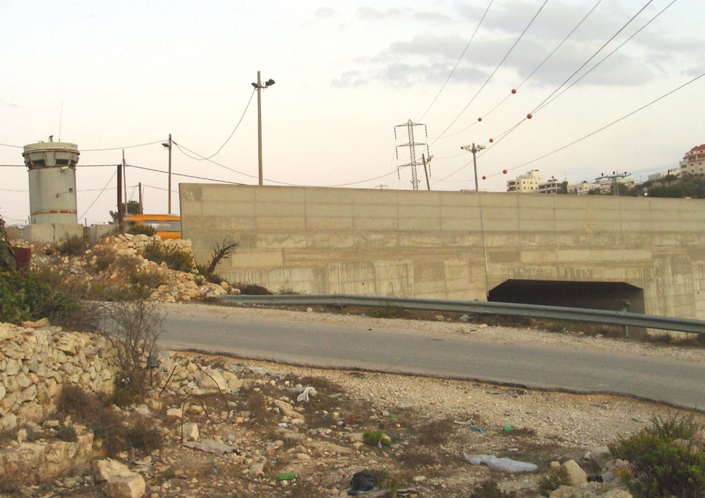 les routes séparées pour Palestiniens et Israëliens