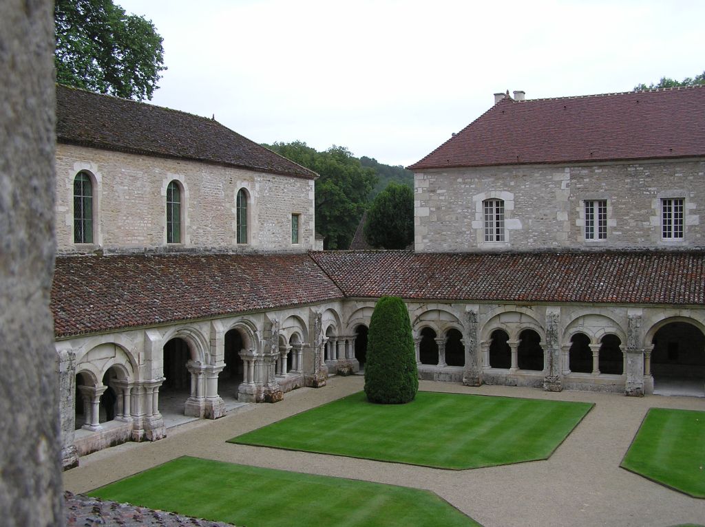 Le cloître de l'abbaye royale de Fontenay