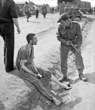Soldat britannique et déporté, 1945 Bergen Belsen