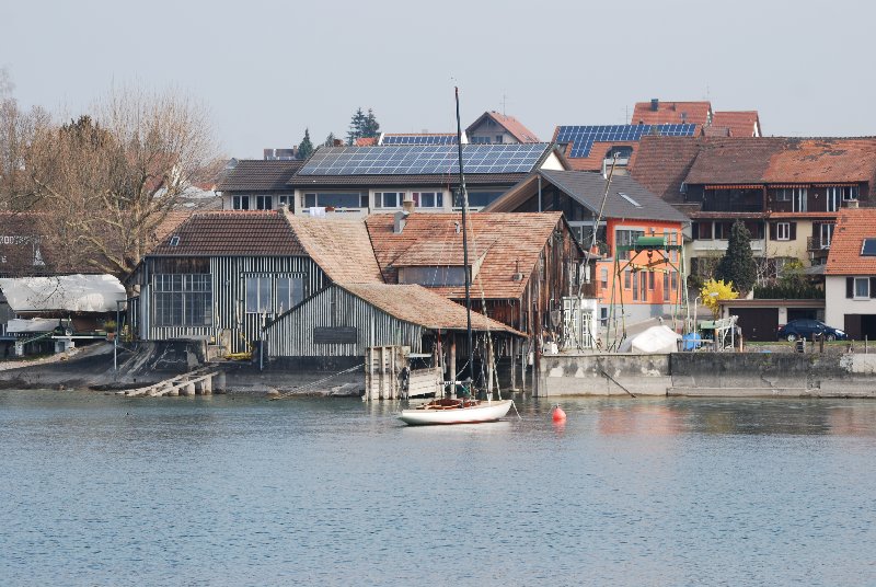 habtitat traditionnel et panneaux solaires sur les bords du Rhin