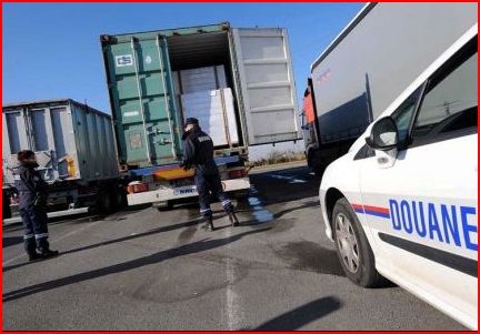 Un contrôle douanier portuaire Un contrôle douanier portuaire