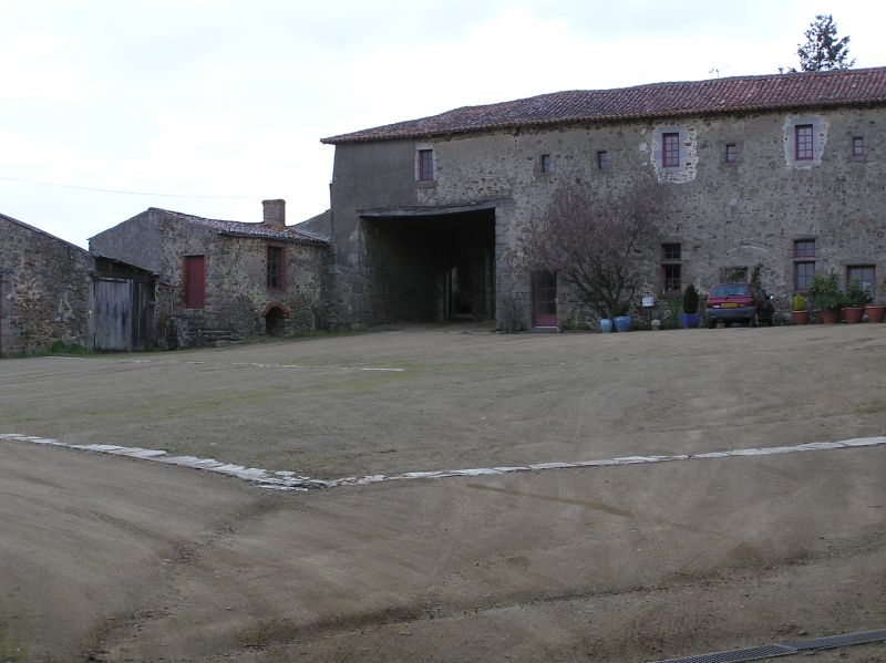 la cour vue du porche Sud-Est