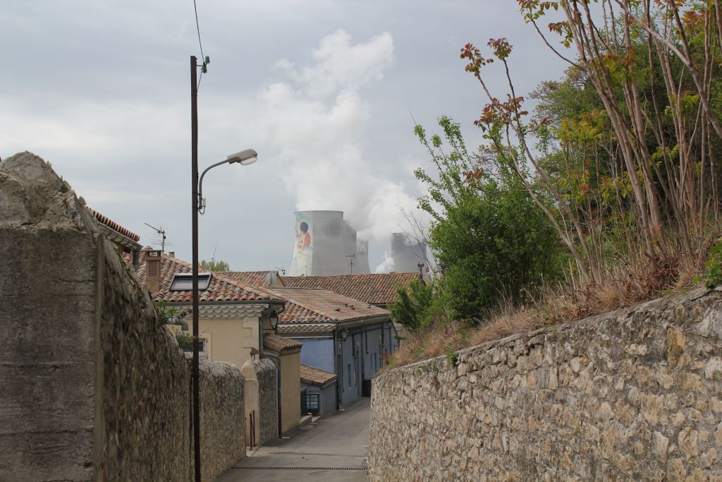 le site vu des rues du village