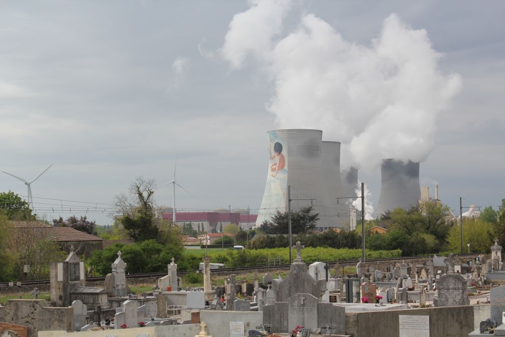 la centrale et ses tours de refroidissement