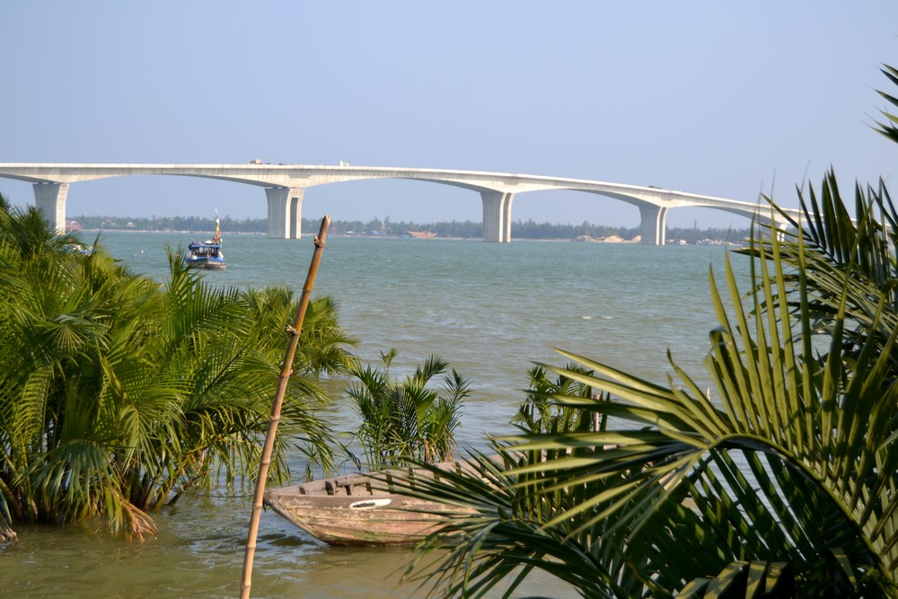 Viaduc en cours d'achèvement près de Hoi An