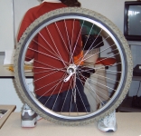 roue de vélo et chaussures de sport