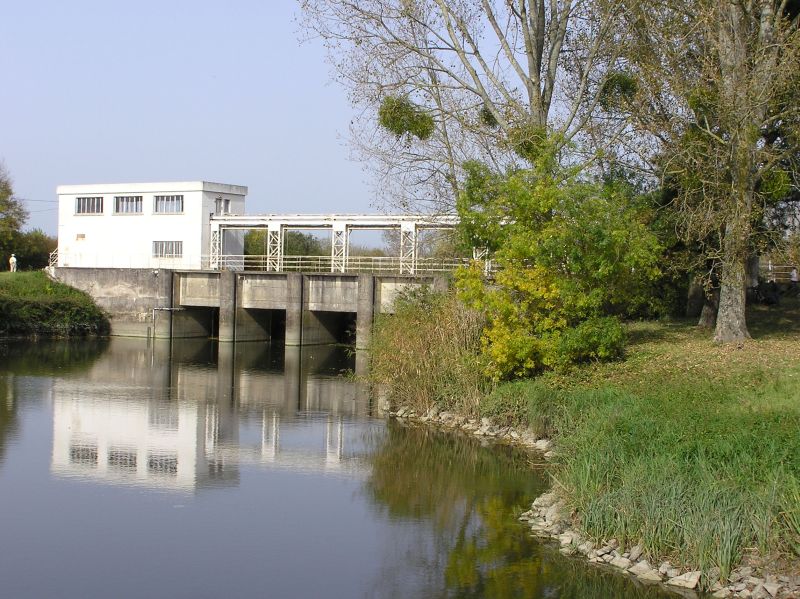 Le pont-barrage vu du canal