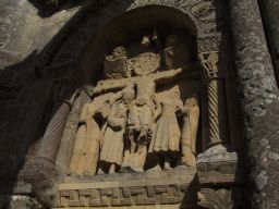 bas-relief roman de la façade de l'église de Foussais-Payré