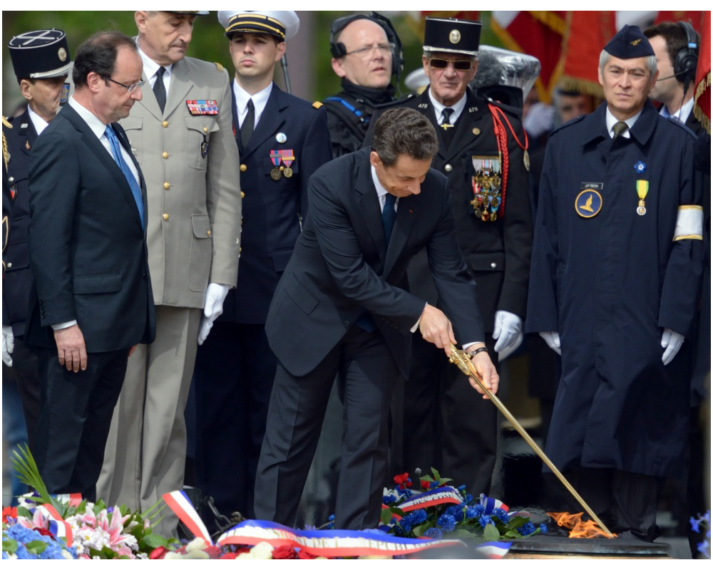 François Hollande et Nicolas Sarkozy devant la tombe du soldat inconnu, 2012.