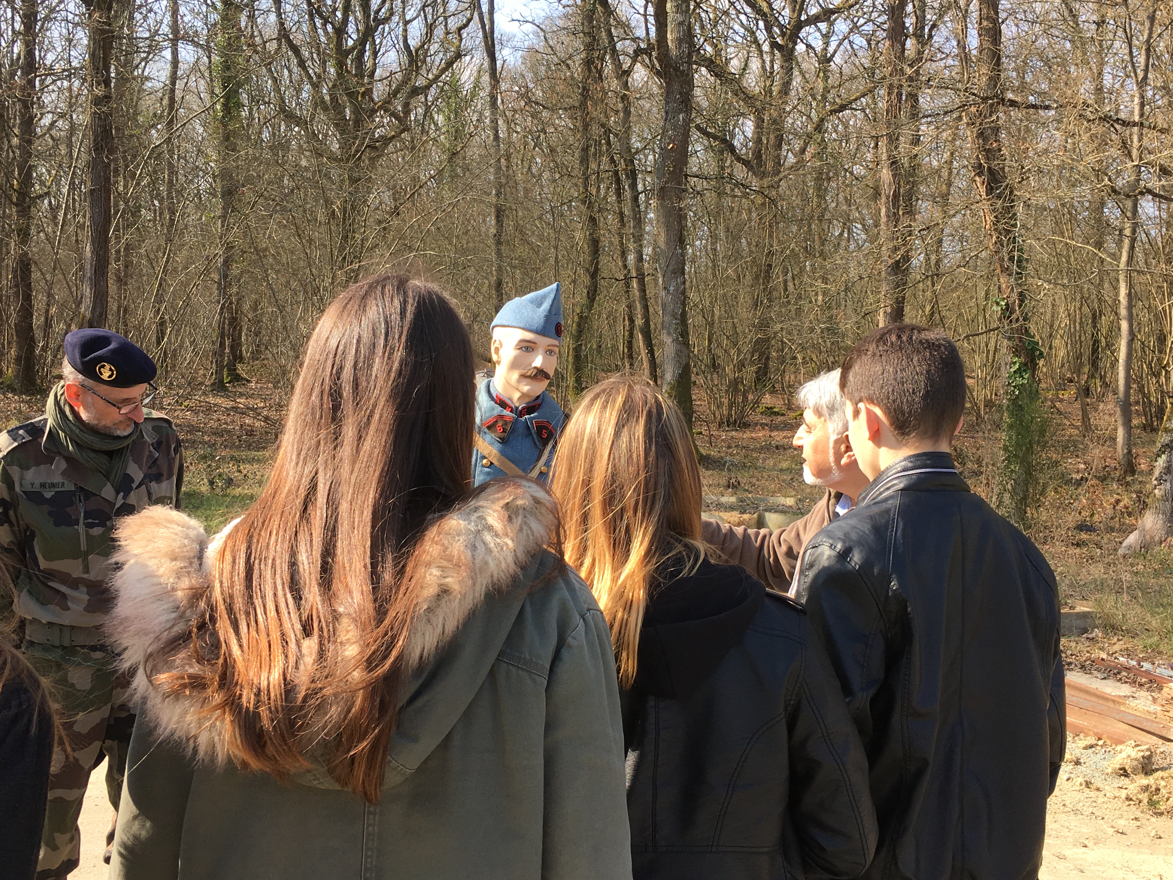 des élèves du collège Montaigne écoutent une présentation de l’équipement d’un soldat du génie durant la guerre de 1914-1918