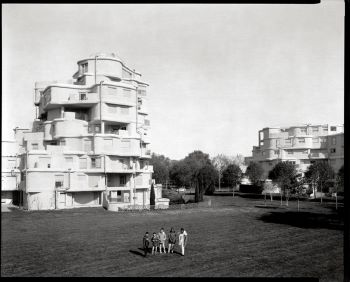 Photogrphie à la chambre, vue d'un ensemble d'habitations