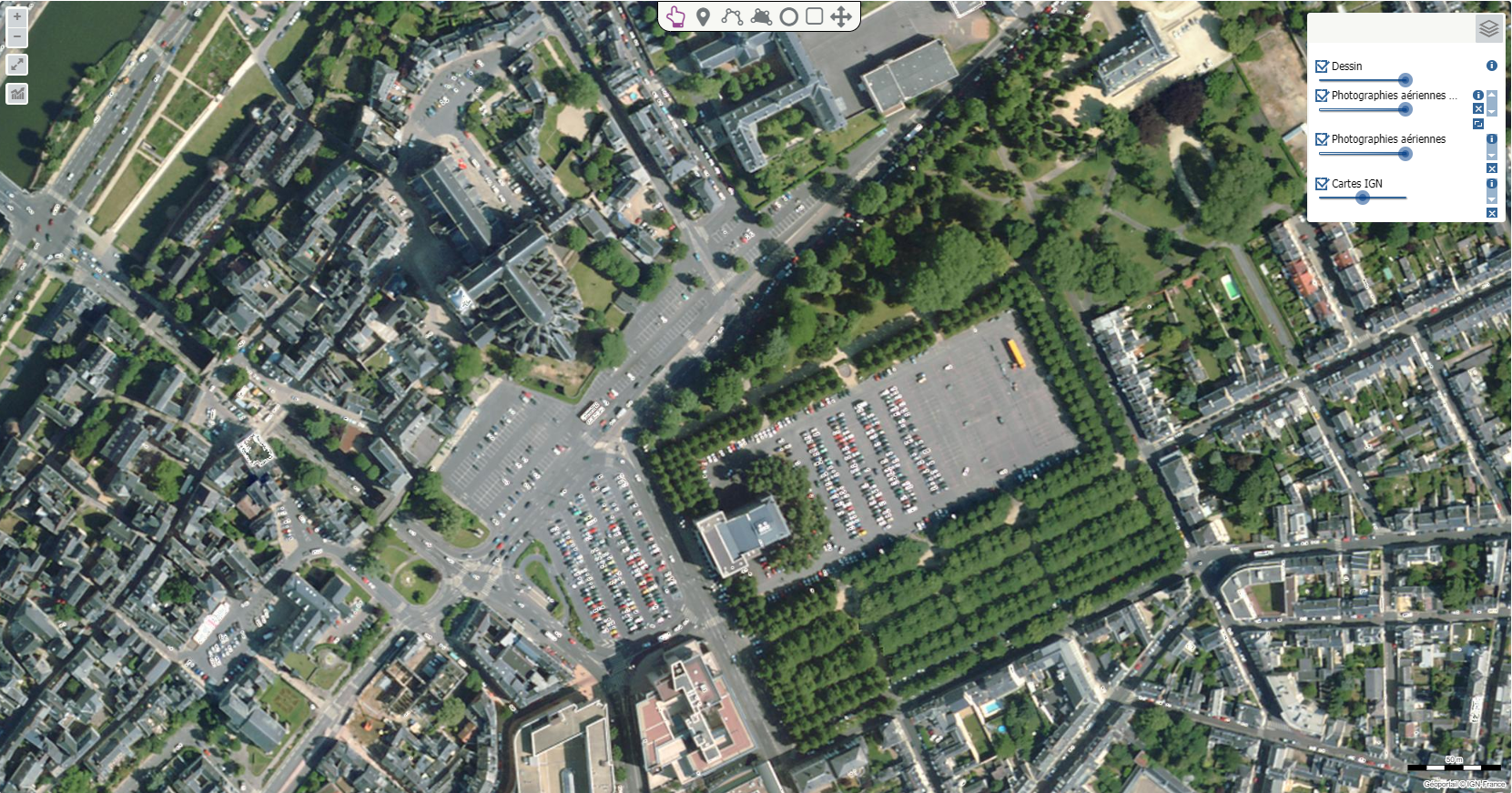 Photographie aérienne du centre du Mans