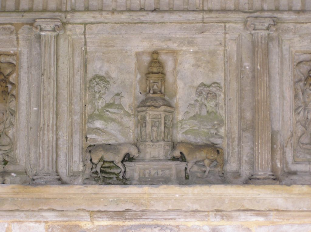 Un détail de la fontaine : les deux licornes s'abreuvant à la fontaine et la date du monument