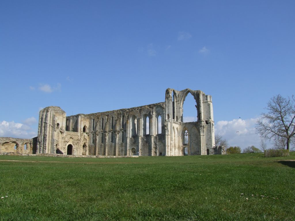 les ruines de la cathédrale de Maillezais