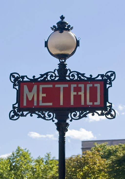 Métro de Paris, Iéna station, totem Val d'Osne