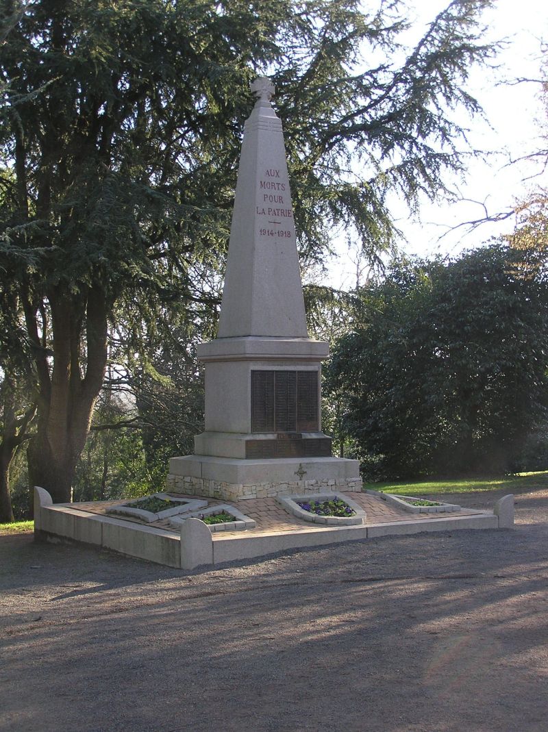 Le monument de la Montagne, dans le parc de la mairie