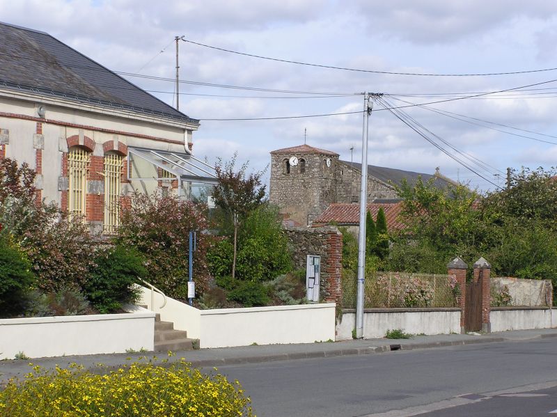 Montournais, l'ancien bureau de poste à gauche de la photo