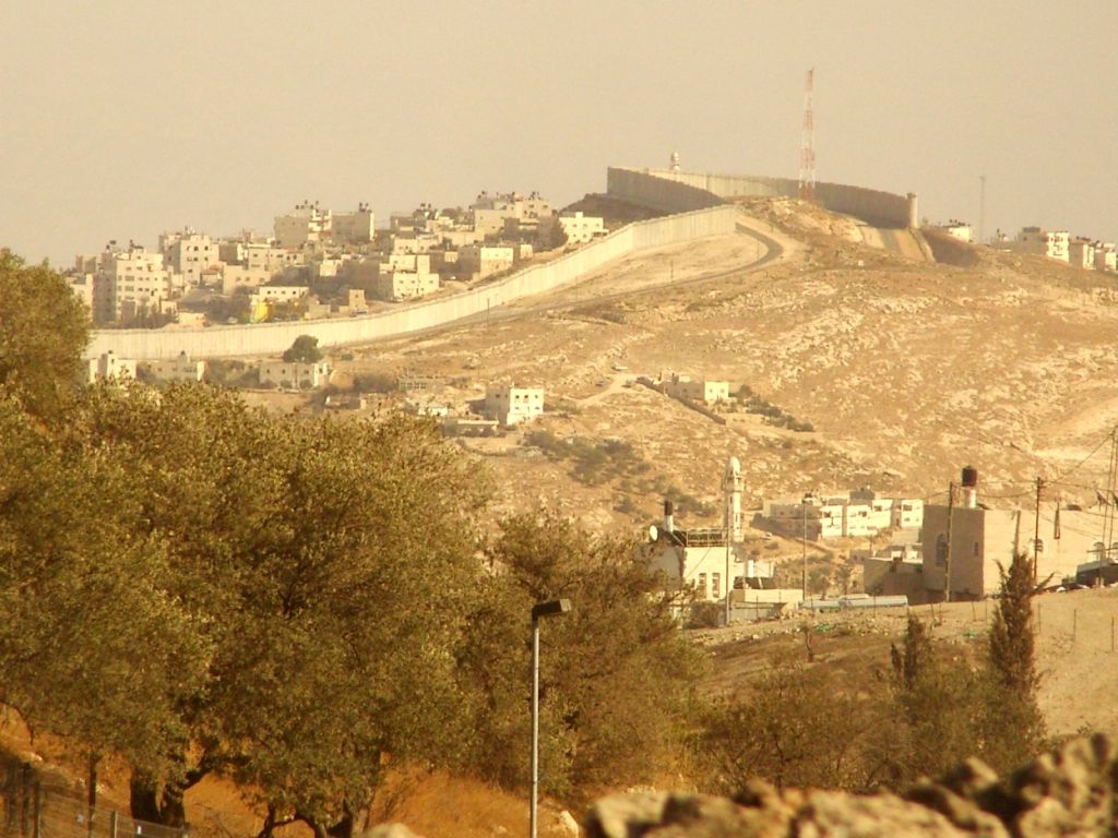 le mur dans la banlieue de Jérusalem
