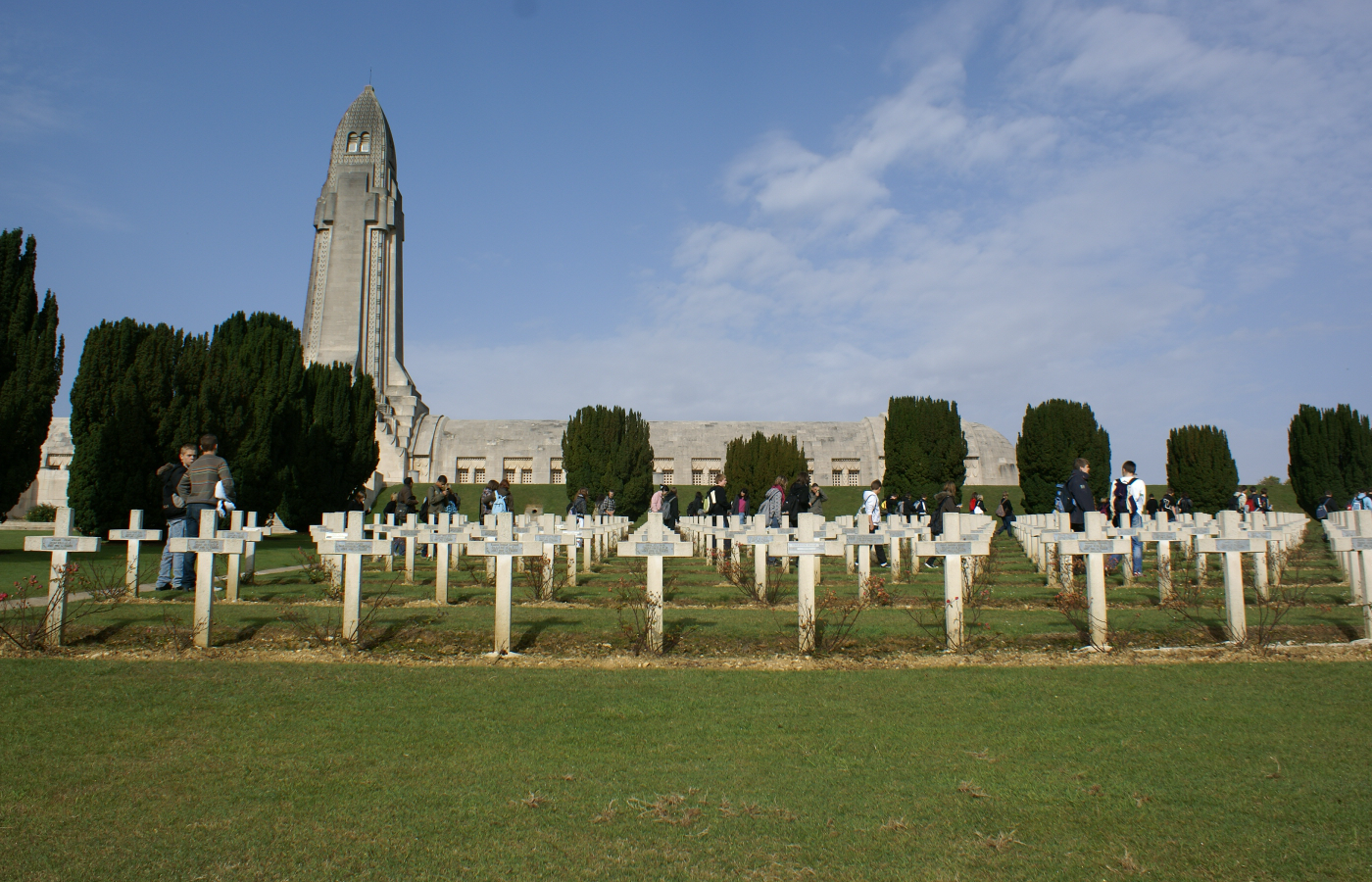 L'ossuaire de Douaumont et le cimetière militaire français (photo : N. Charles)