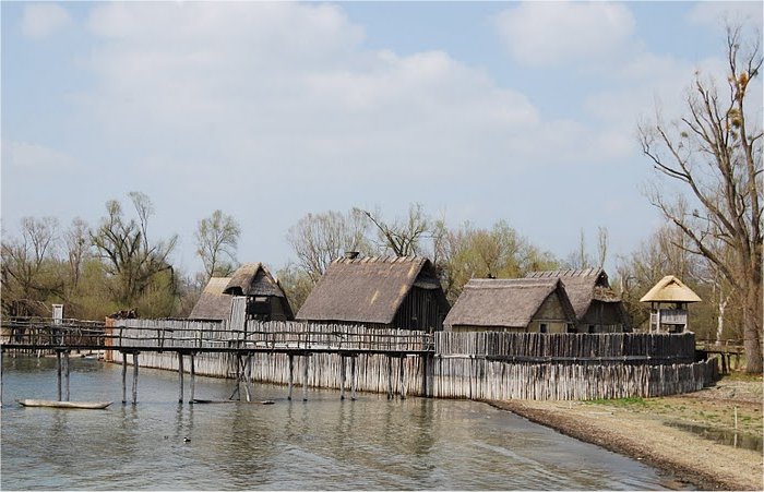 village lacustre sur le lac de Constance (reconstitution).