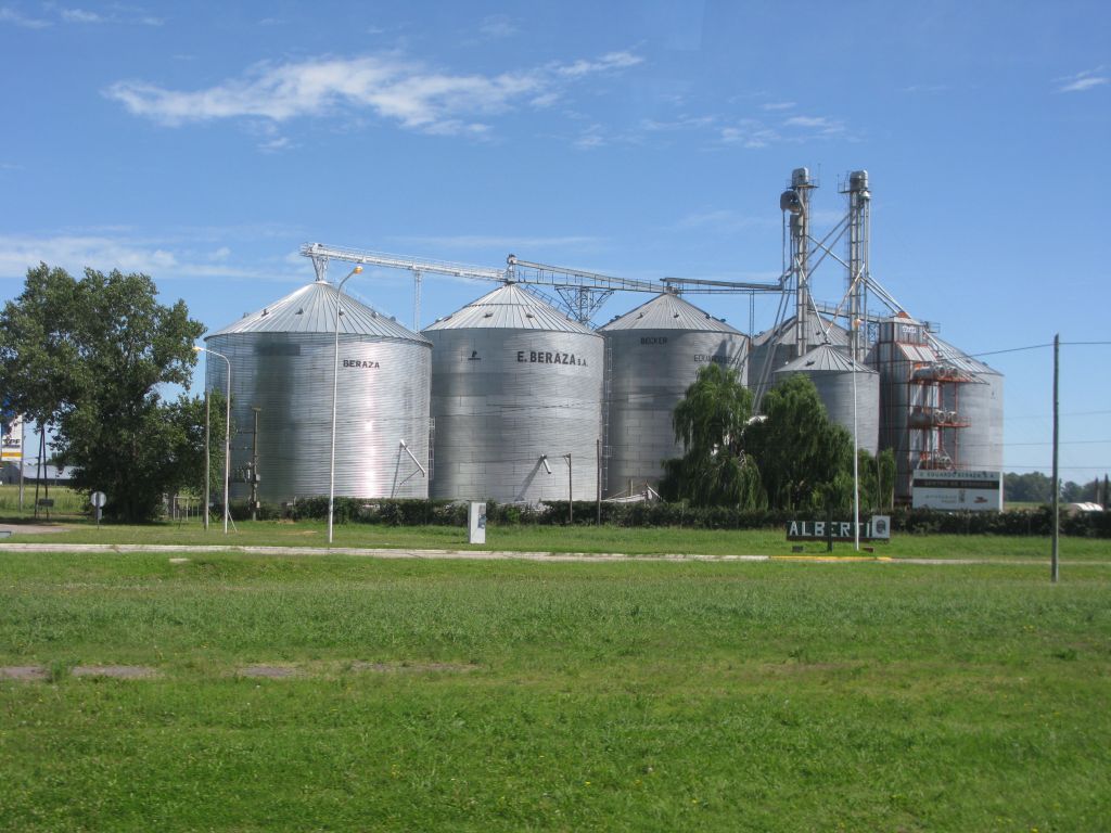 Silos à maïs dans la pampa argentine