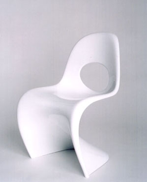 Bertrand Lavier Siège modifié : la chaise Panton de Verner Panton (1959-60) percée du trou de La Chaise de Charles et Ray Eames (1948) Résine laquée