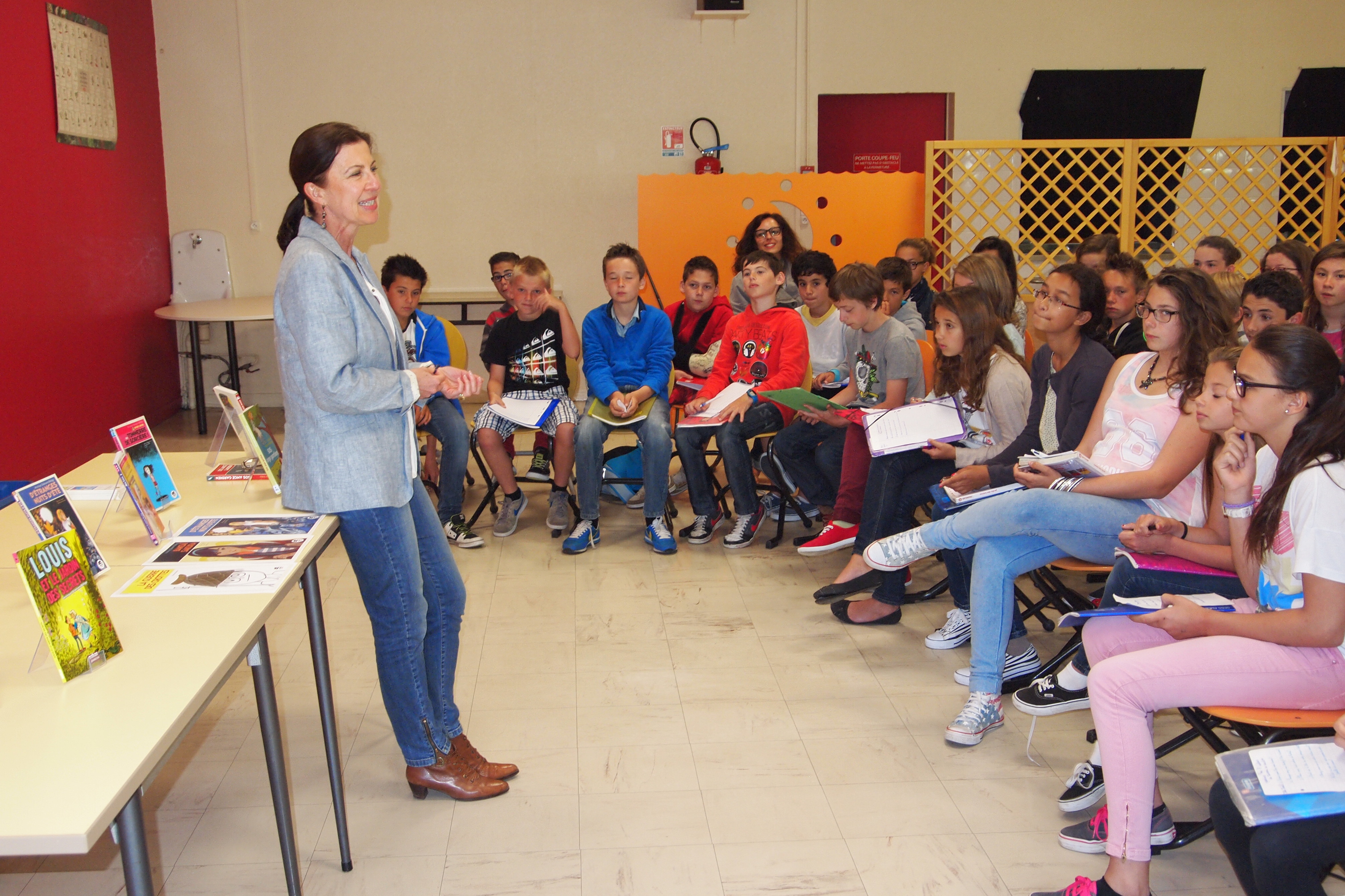 V. Delamarre-Bellégo devant une classe du collège tabarly, le matin de la finale