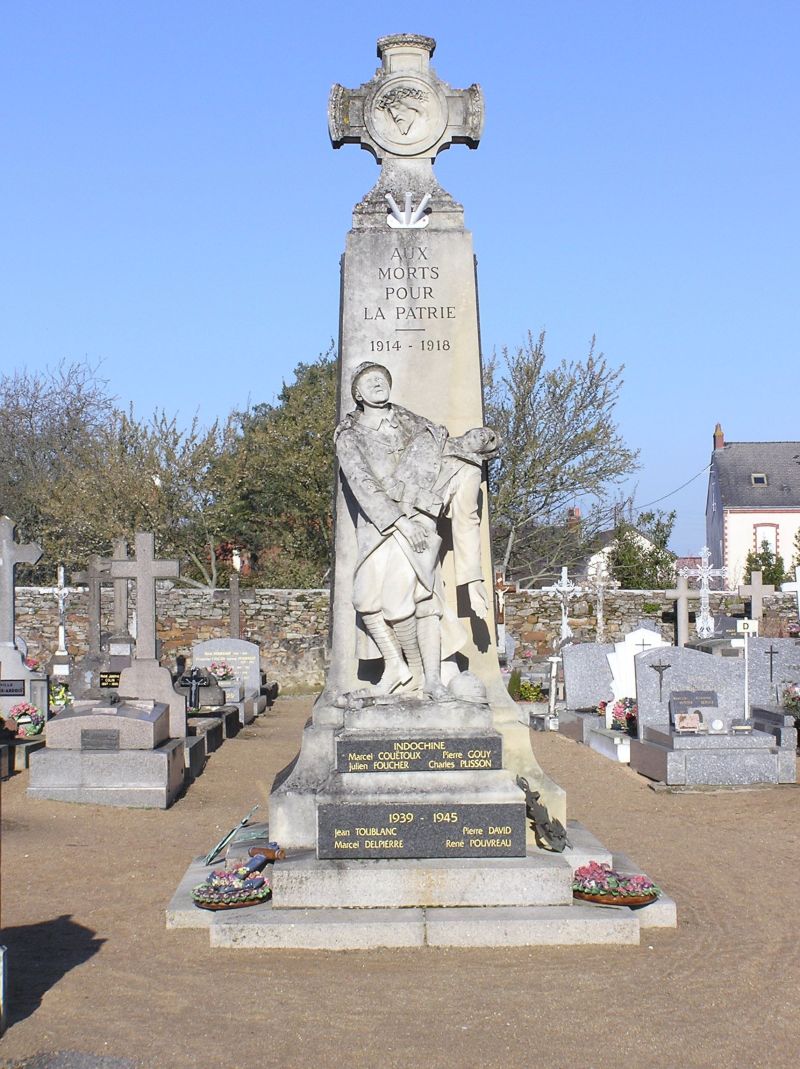 le monument du Pellerin, au centre du cimetière