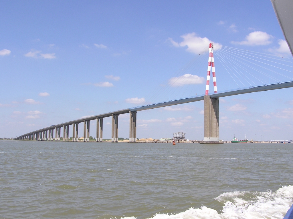 le pont vu en naviguant sur la Loire