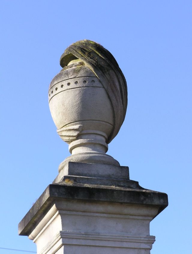 A Port-Saint-Père, le monument est surmonté d'une urne funéraire