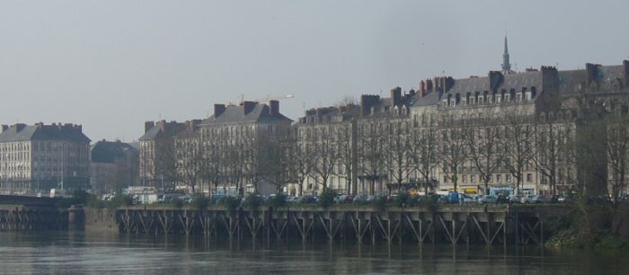 le quai de la Fosse vu de la passerelle Schoelcher