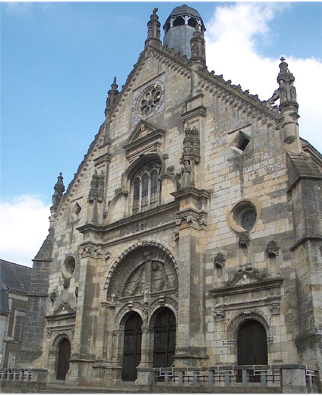 La façade de l'église de saint Calais