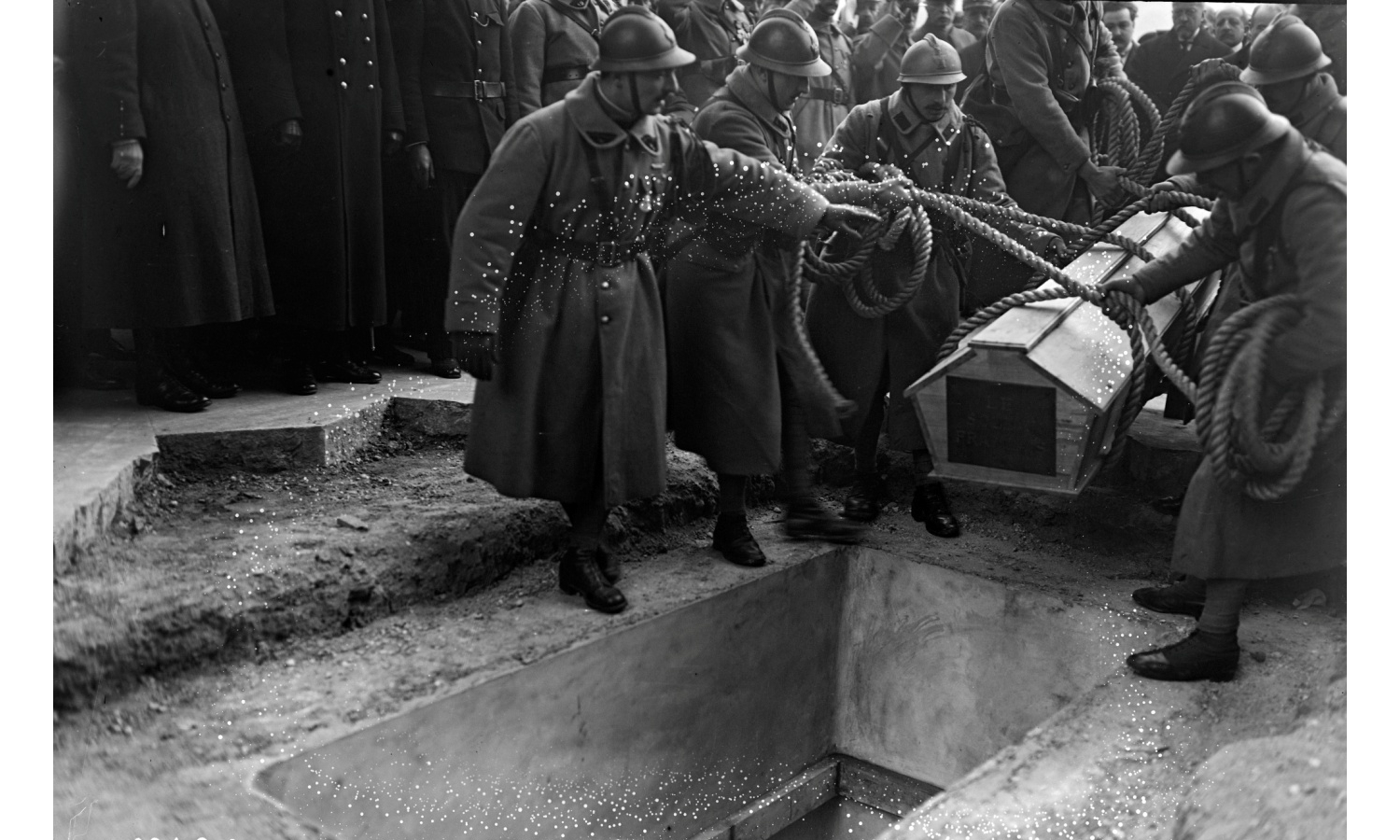 inhumation du soldat inconnu sous l’Arc de Triomphe à Paris le 28 janvier 1921