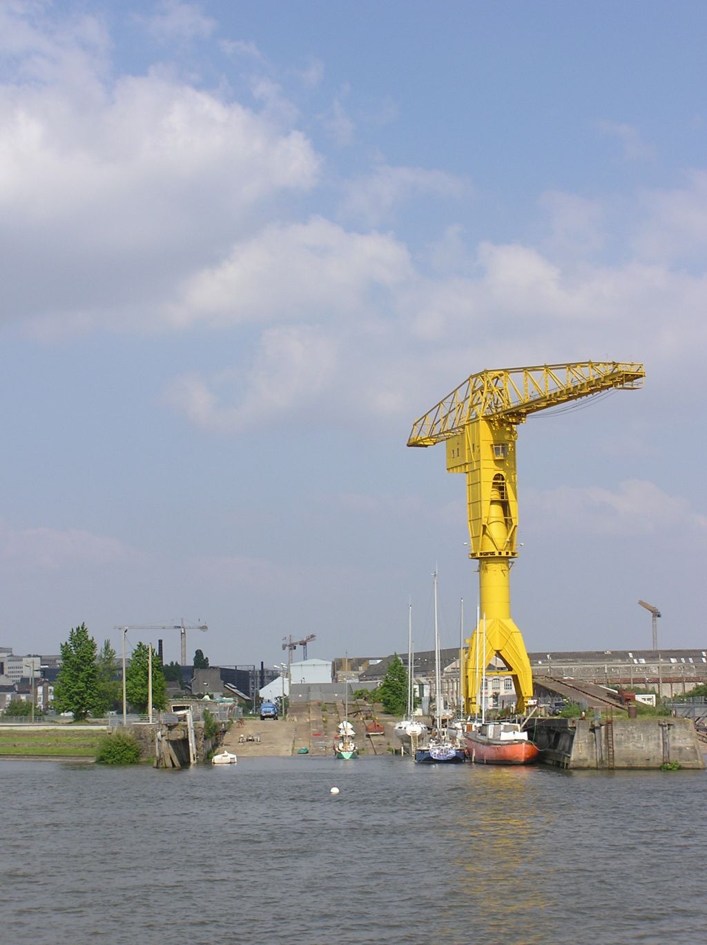 la grue Titan vue de la Loire