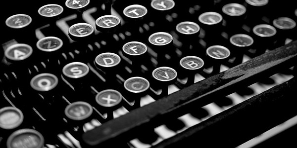 photographie en noir et blanc des touches d'une vieille machine à écrire