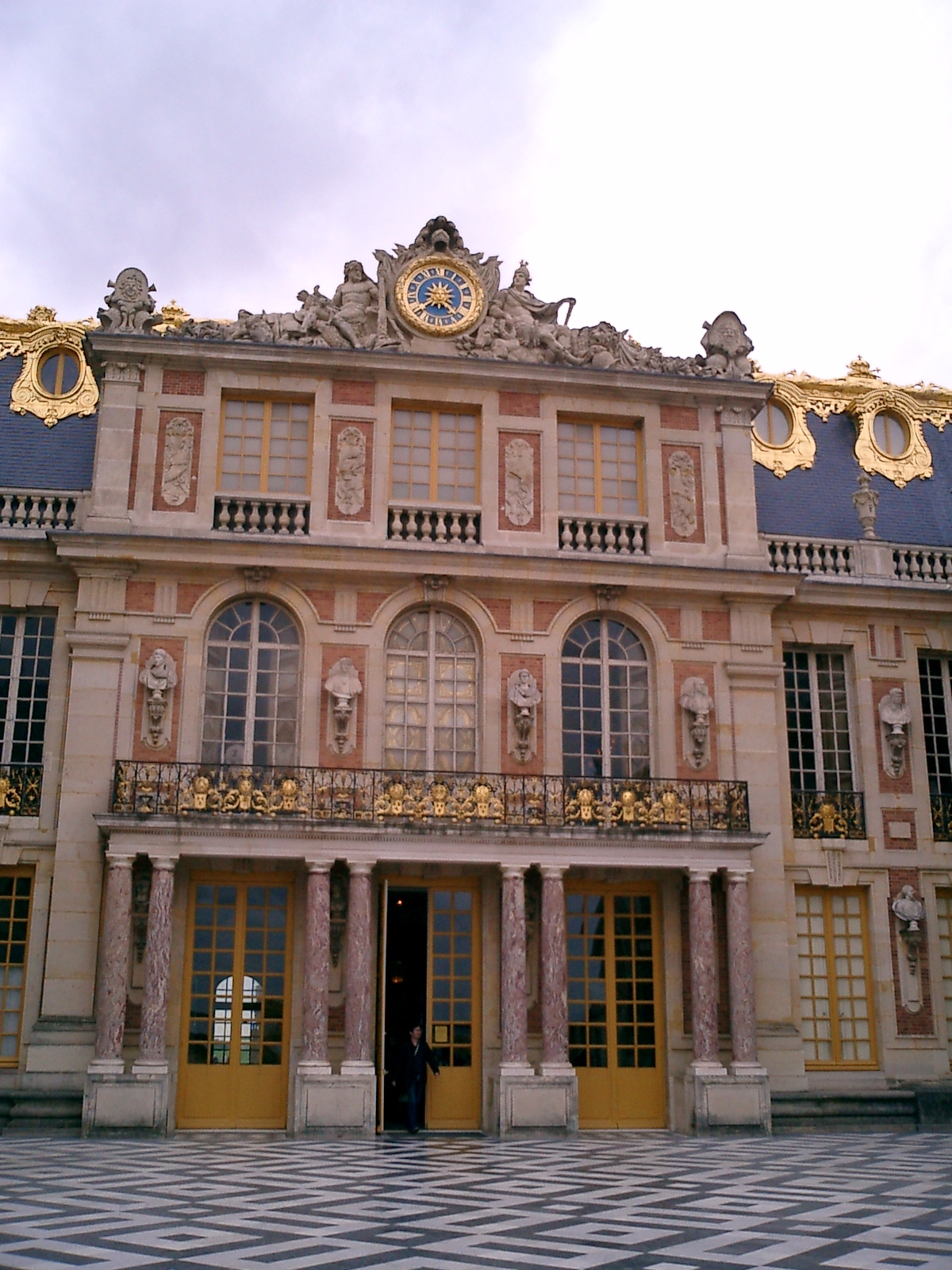 Versaille, la chambre du roi vue de la cour